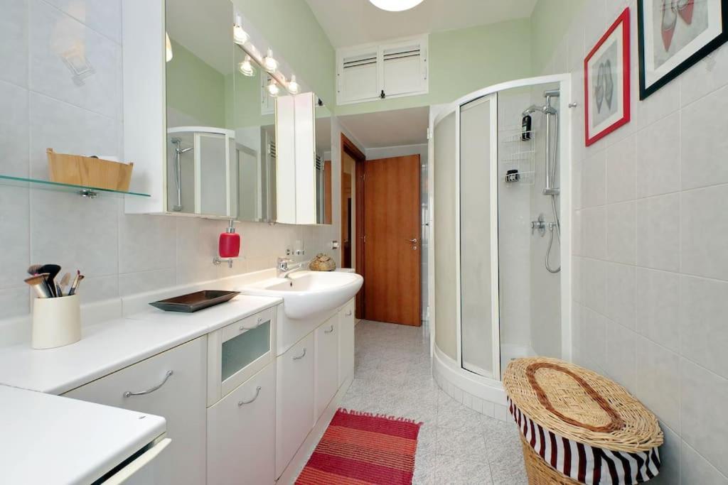 Relax Rome With 2 Balconies - 2 Bedroom Flat, 3Rd Floor With Lift, High Comfort, Quite, A Walk From Urban Train Station Gemelli And Metro A Stops Battistini & Cornelia Connecting To Center In 20 Minutes, 2 Steps From Bus Stop, Cycle Path, Groceries Екстер'єр фото