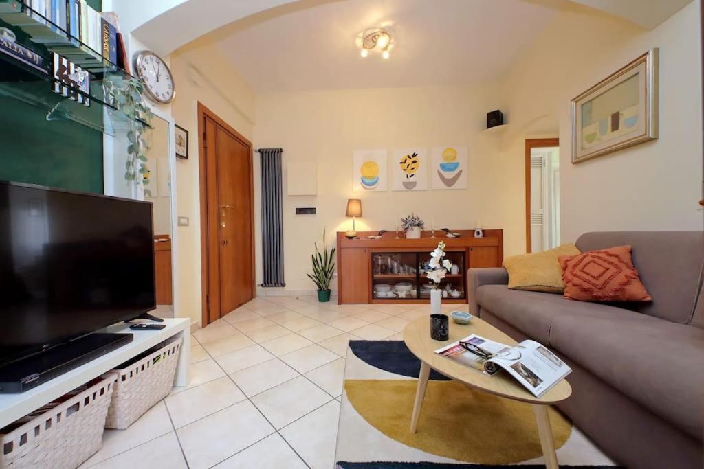 Relax Rome With 2 Balconies - 2 Bedroom Flat, 3Rd Floor With Lift, High Comfort, Quite, A Walk From Urban Train Station Gemelli And Metro A Stops Battistini & Cornelia Connecting To Center In 20 Minutes, 2 Steps From Bus Stop, Cycle Path, Groceries Екстер'єр фото